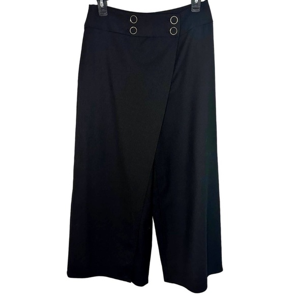 Club Monaco Yolande Black Gold Button
Palazoo Wide Leg Crop Pants - Picture 8 of 8